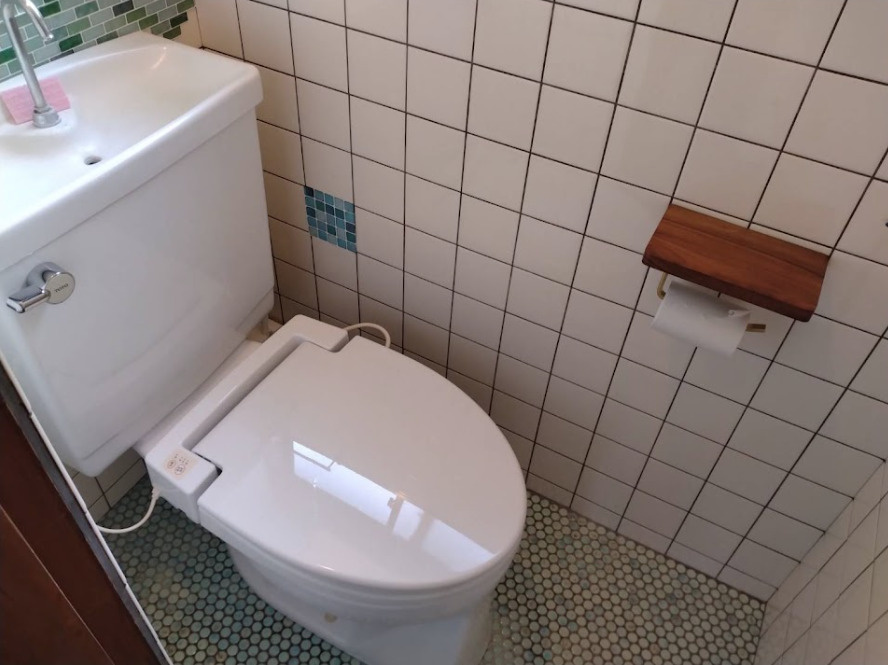 売中古戸建　伊豆市土肥のトイレ|温水洗浄便座や木製の棚付きペ－パ－ホルダ－など、現代の快適設備をしっかり備えたこだわりの空間です。