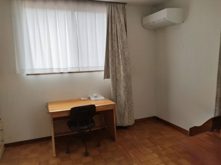 売中古戸建　伊豆市土肥の洋室|エアコン完備で年中快適に過ごせるお部屋です。明るい光が差し込む窓辺にはデスクがあり、在宅ワークや勉強、趣味のスペ－スに最適です。

