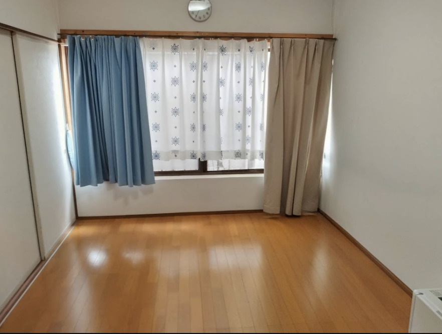 売中古戸建　伊豆市土肥の洋室|自然光がたっぷりと差し込む明るい洋室です。収納力のある大型クロ－ゼット付きで、お部屋を広くのびのびとお使いいただけます。