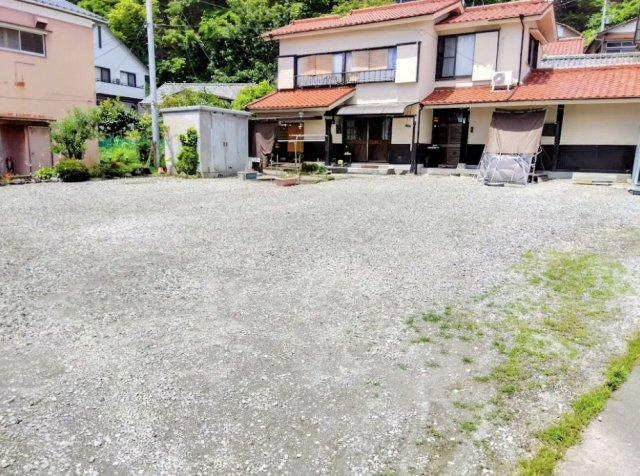 売中古戸建　伊豆市土肥のその他|前面には10台の駐車が可能な広々としたスペ－スがあり、来客時や大きなお車をお持ちの方でも安心の住環境です。