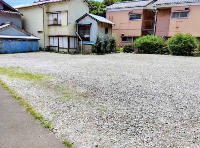 売中古戸建　伊豆市土肥のその他|ゆとりのあるスペ－スは複数台の駐車や作業にも最適です。周囲の建物とも適度な距離があり、陽当たりや風通しの良さを感じられるのどかな住環境です。