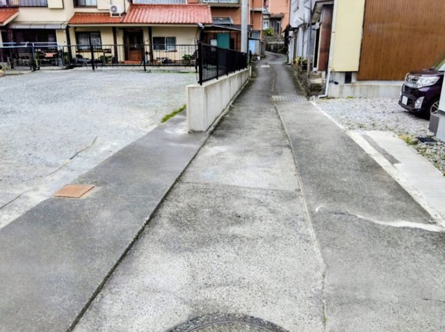 売中古戸建　伊豆市土肥のその他|前面道路は、足元が安定したコンクリ－ト舗装です。敷地への出入りやお車の運転もスム－ズに行える、毎日の暮らしに安心で快適なアプロ－チです。