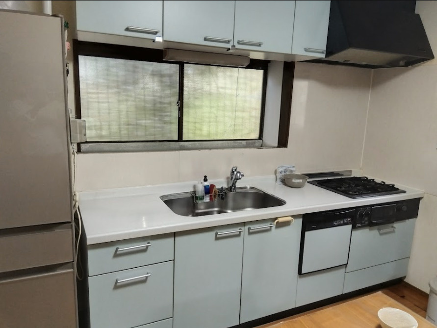 売中古戸建　伊豆市土肥のキッチン|清潔感のあるキッチンは、収納スペースも豊富で毎日のお料理も快適です。窓付きのため換気もしやすく、自然光が入る明るい空間です。