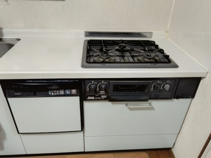 売中古戸建　伊豆市土肥のキッチン|3口コンロで同時調理も可能なため、ファミリー層にも嬉しい設備が整っています。家事動線にも配慮された、実用性の高いキッチンスペースです。