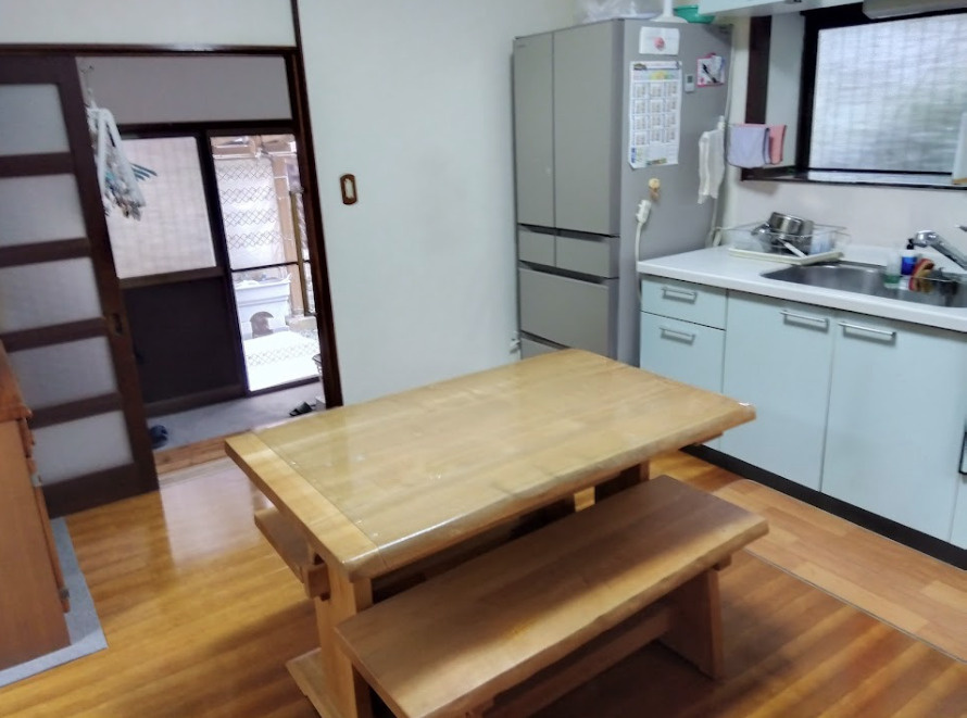 売中古戸建　伊豆市土肥のキッチン|家事動線にも配慮された使い勝手の良い間取りです。収納力のあるキッチン設備で、毎日の暮らしを快適にサポートします。
