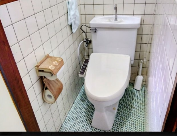 売中古戸建　伊豆市土肥のトイレ|毎日快適にご利用いただける温水洗浄便座付きです。小窓付きで換気もしやすく、明るさを確保できるのも魅力のひとつです。