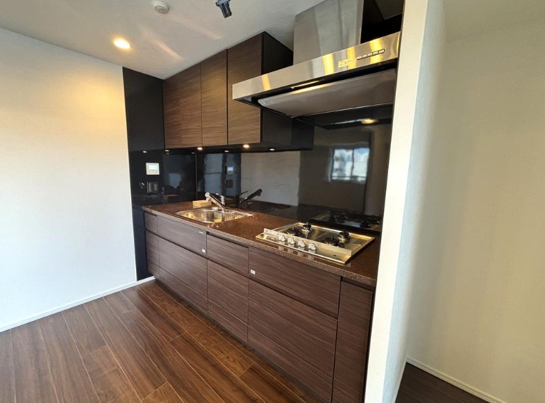 リビオレゾン大手町のキッチン|リビオレゾン大手町：収納力のあるシステムキッチンは、４口コンロ・浄水機能付き水栓です！