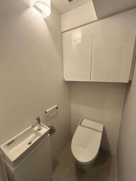 リビオレゾン大手町のトイレ|リビオレゾン大手町：吊戸棚収納が付いたトイレには、手洗い場もついています！
