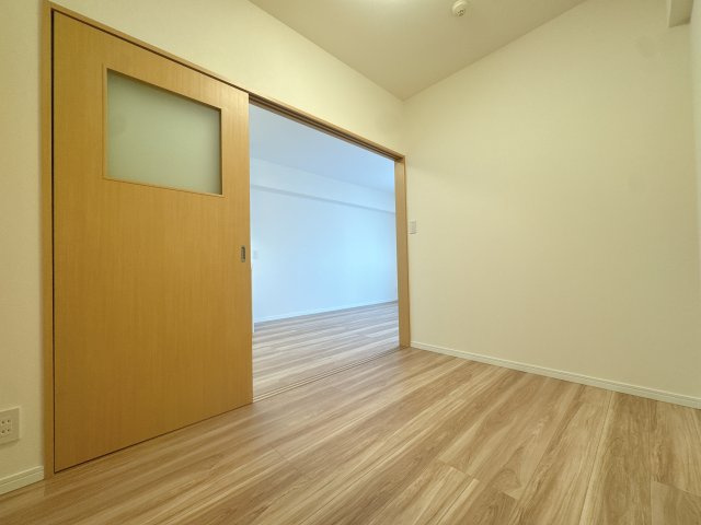 【洋室】 | グランフォーレ西新☆仲介手数料無料☆ | 隣接するお部屋を開放すれば、より広々とした大空間として多目的に活用いただけます。