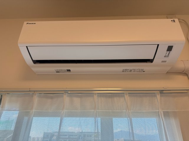 【その他】 | グランフォーレ西新☆仲介手数料無料☆ | 【エアコン付きで初期費用を軽減】室内にエアコンが設置されており、お引越し時の購入費用や取り付け工事の手間・費用を大幅に削減できます。入居当日から快適な室温で、スムーズに新生活をスタート可能です。