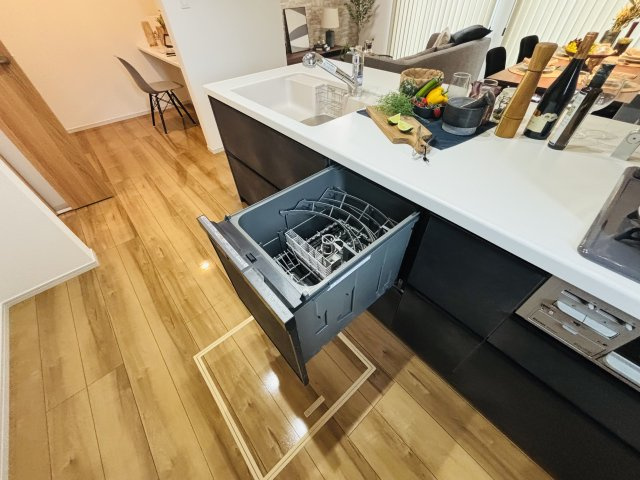 GRAFARE守山区上志段味6期｜名古屋市の戸建ならホームアップのキッチン|【売主施工例】食器洗浄機が後片付けをサポート！食事後の家族のくつろぎタイムをゆっくりもてます♪