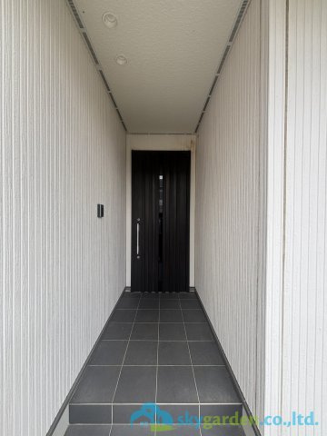 平塚市片岡　中古戸建　の玄関