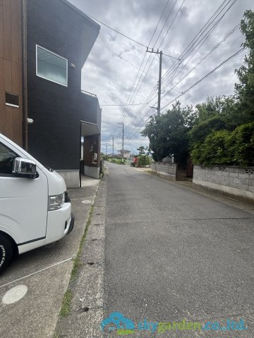 平塚市片岡　中古戸建　の前面道路含む現地写真