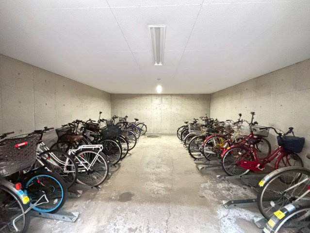 フェルティ・パーク平野ウエストコートの駐輪場|屋内駐輪場で大切な自転車を雨から守れます。整理されており使いやすい環境です◎
