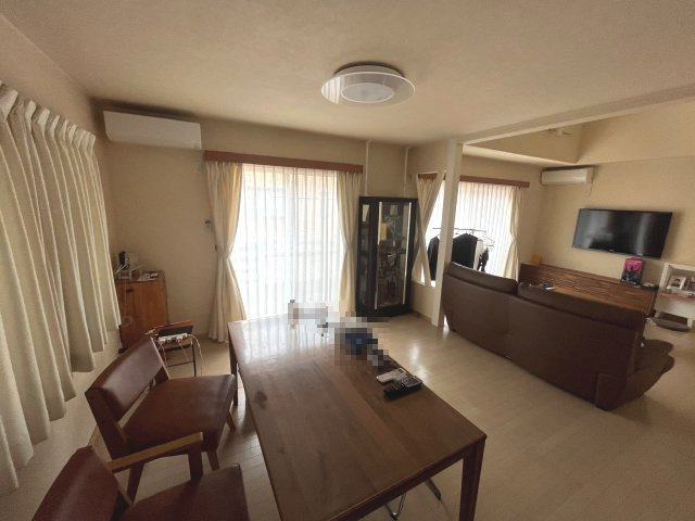 亀山市アイリス町の居間・リビング