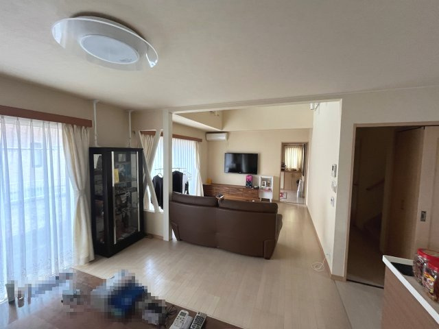 亀山市アイリス町の居間・リビング