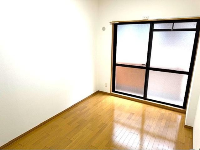 グランドメゾン六甲箕岡の洋室|大きな窓からたっぷりと陽光が注がれる明るい空間。