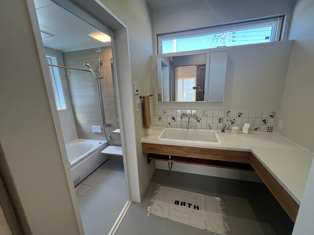 みよし市新前田１丁目の新築一戸建の独立洗面台|洗面をしている横で、座ってゆっくりメイクをしたり、スキンケアをしたり出来るスペースがあります。