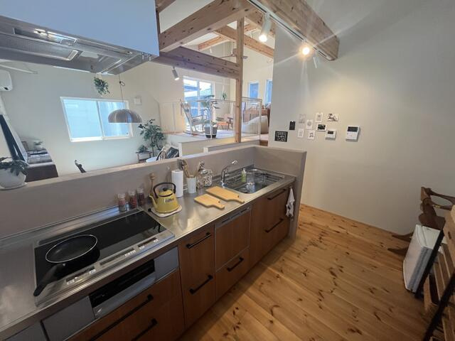 みよし市新前田１丁目の新築一戸建のキッチン|オープンでありながら、しっかりと流しを隠してくれるキッチン。急なお客様でも安心。