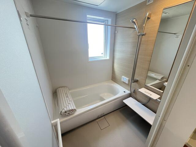 みよし市新前田１丁目の新築一戸建の浴室|浴室乾燥もあって、雨の日のお洗濯も安心♪窓があることで換気がしやすく、気持ちよく入浴出来ます♪