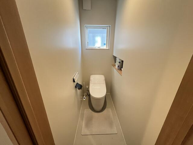 みよし市新前田１丁目の新築一戸建のトイレ|窓があるトイレは換気もしやすく、心地よい空間となっています。
