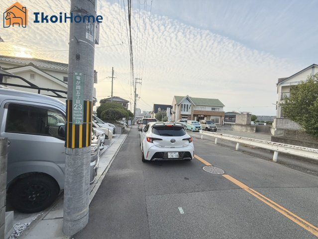 神戸市西区竜が岡５丁目　中古戸建の前面道路含む現地写真|●年中無休：当日予約可●前面道路は南西側、幅員5.47ｍですので、ゆったりしています。