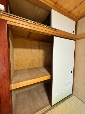 所沢市下安松中古戸建の収納|布団や季節物もすっきり収納できる押入れ付き♪収納力が高く、居室を広く使える実用的なスペースです。
