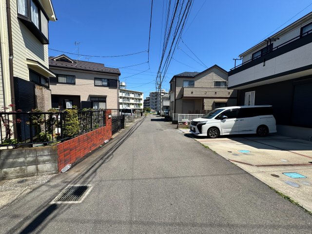 所沢市下安松中古戸建の前面道路含む現地写真|前面道路