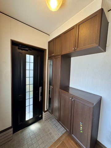 所沢市下安松中古戸建の玄関|玄関には収納力に優れたシューズボックスがございますので、ご家族みんなの靴が十分入ります！