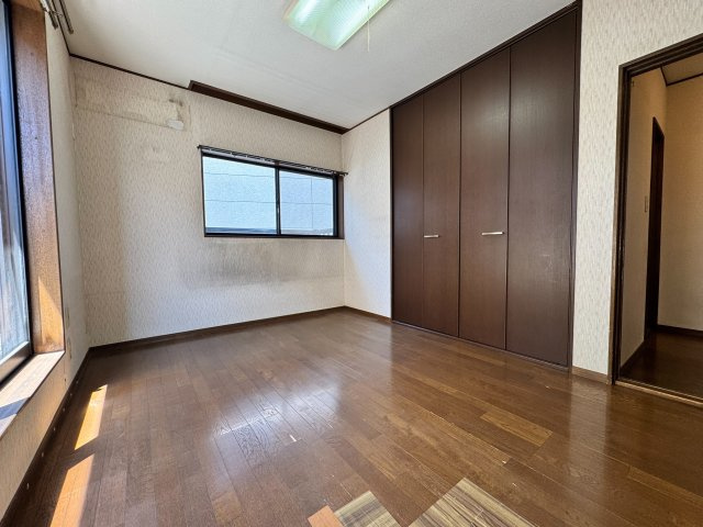 所沢市下安松中古戸建の洋室|シンプルで使い勝手の良い洋室は、家具の配置がしやすく、理想のインテリアを思いのままに楽しめます。プライベート時間を快適に過ごせる心地よい空間です。
