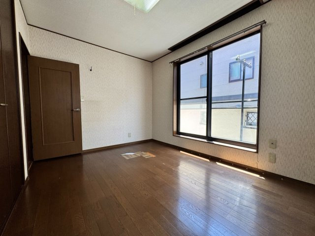 所沢市下安松中古戸建の洋室|静かな時間を過ごせる洋室は、学習スペースやワークルームとしても最適。家族の暮らしの変化に合わせて、長く使える余白のある空間です。
