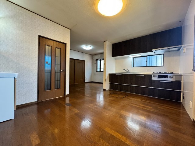 所沢市下安松中古戸建の居間・リビング|落ち着いた雰囲気の中にも明るさが感じられるリビングダイニング。空間にリズムを生む配置計画で、家族の距離がほどよく保たれます。オン・オフの切り替えがしやすく、日々の暮らしを心地よく整えてくれる設計です
