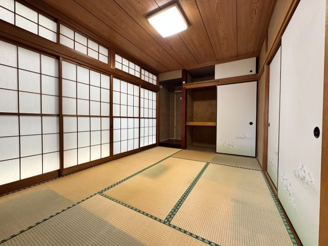 所沢市下安松中古戸建の和室|心がホッと落ち着く和室をご用意しました！床が柔らかいので小さいお子様のプレイルームや、ご両親が泊まりに来た時の客間としてなど、様々な用途で使える万能なお部屋です☆
