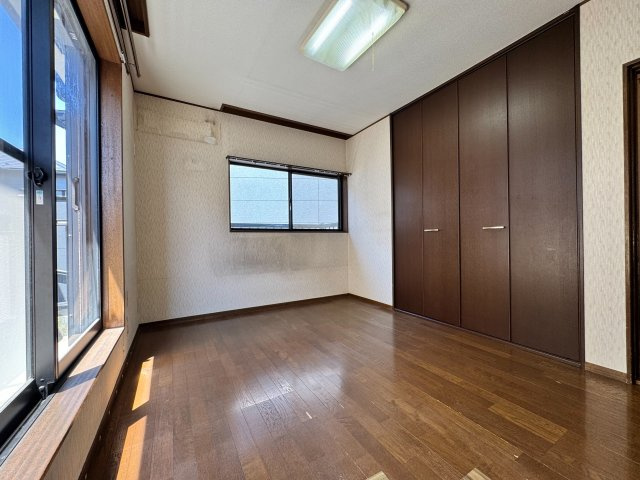 所沢市下安松中古戸建の洋室|暮らし方に合わせて柔軟に使える洋室。寝室としてはもちろん、趣味の部屋やテレワークのスペースにもぴったり。毎日の生活にそっと寄り添う、扱いやすい一室です。
