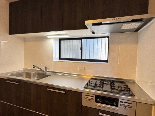 所沢市下安松中古戸建のキッチン|３口コンロ付！火力が目で分かり微調整がしやすいです！また、同時に調理ができるため効率よく調理が可能でお料理の品も増えそうですね！

