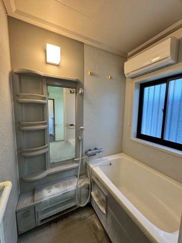 所沢市下安松中古戸建の浴室|お一人でゆっくり過ごすのも良し。お子様と一緒に楽しみながら入るのも良し、至福のバスタイムで日頃の疲れを癒してください。
