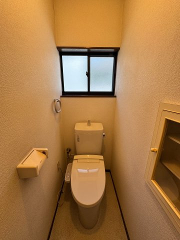 所沢市下安松中古戸建のトイレ|毎日使いやすい便利な仕様の温水洗浄トイレは、掃除がしやすくいつも清潔な空間に保てます♪
