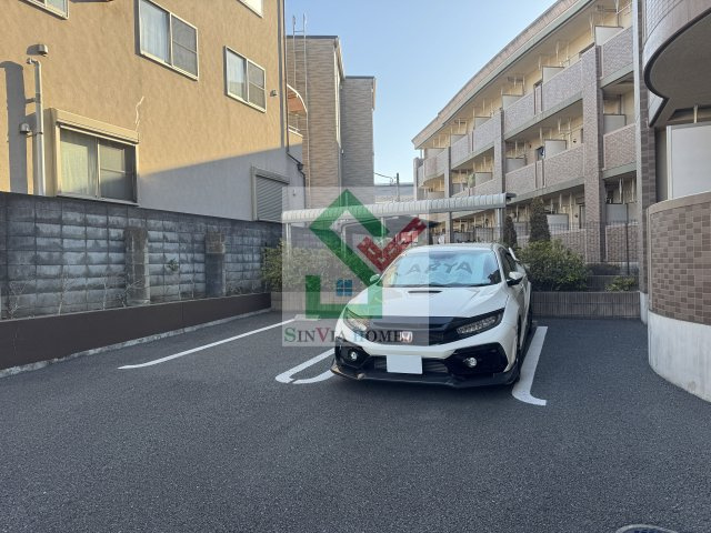 シャインファームの駐車場
