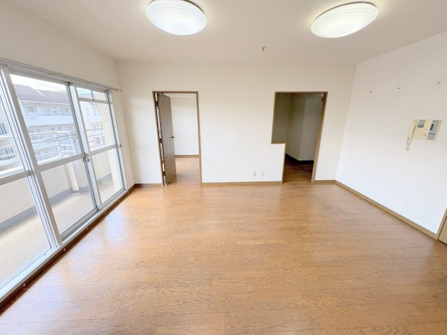 四條畷市田原台７丁目の賃貸マンションの居間・リビング