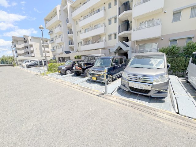 四條畷市田原台７丁目の賃貸マンションの駐車場