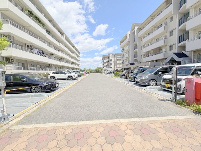 四條畷市田原台７丁目の賃貸マンションの駐車場