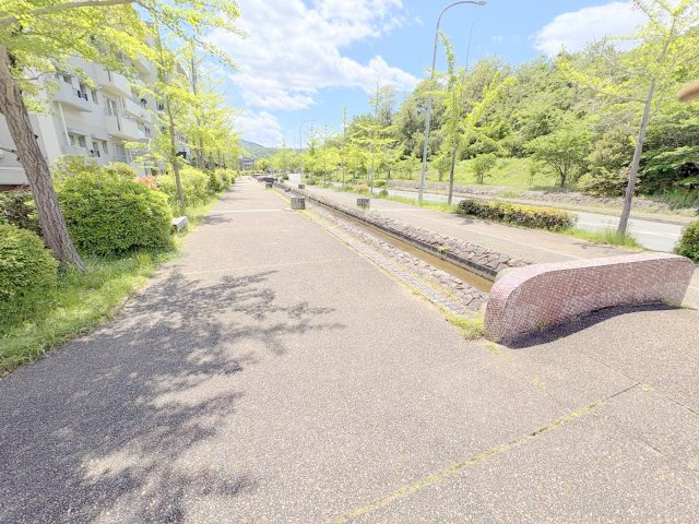 四條畷市田原台７丁目の賃貸マンションの駐車場
