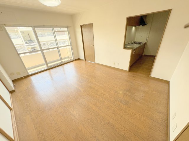 四條畷市田原台７丁目の賃貸マンションの居間・リビング