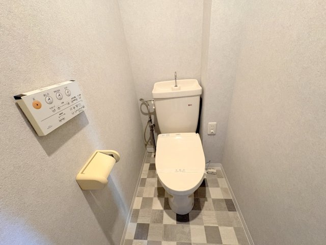 四條畷市田原台７丁目の賃貸マンションのトイレ