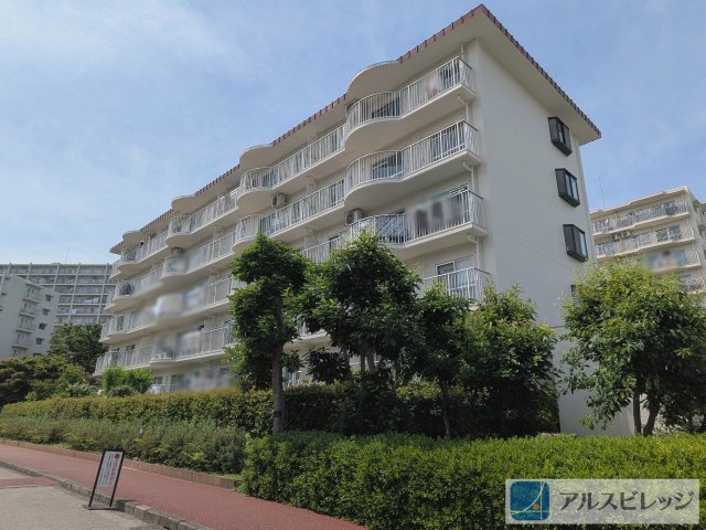 志木ニュータウン中央の森参番街弐号棟の外観|緑溢れる外観です
