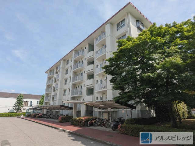 志木ニュータウン中央の森参番街弐号棟の駐輪場|屋根付き駐輪場