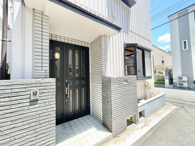 【エントランス】 | 豊中市長興寺４丁目 | サイトに掲載されていない箇所の写真、撮影してお届けさせて頂きます！気になる物件で、見たい部分の画像が無い場合は、弊社スタッフまでご連絡下さいませ。お客様の気になる箇所を、カメラにて撮影して参ります！