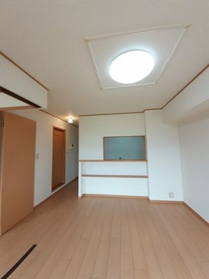 【居間・リビング】 | こうやリバーサイドヒルズⅢ番館 | こちらのリビングで趣味の時間をお楽しみください