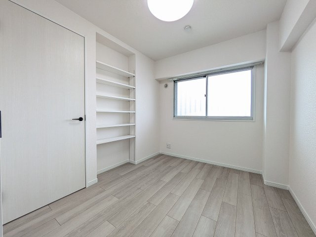高尾スカイハイツの子供部屋|～玄関入って左手、4.0帖の洋室です～