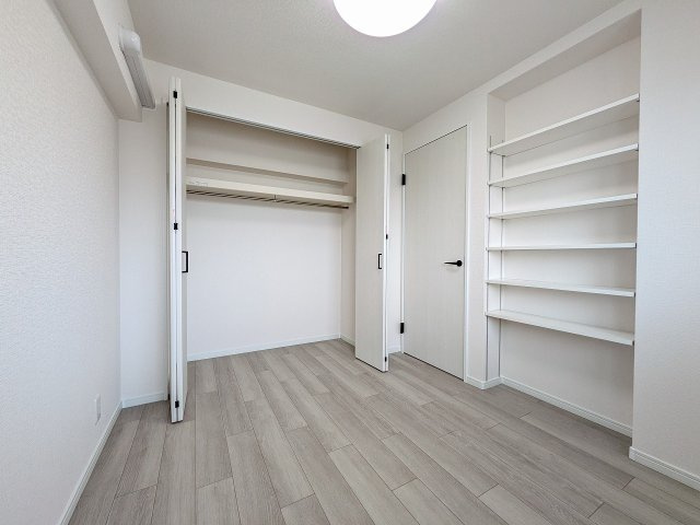 高尾スカイハイツの収納|～収納力の高いクローゼット付き、便利なオープンタイプの可動棚もあります～